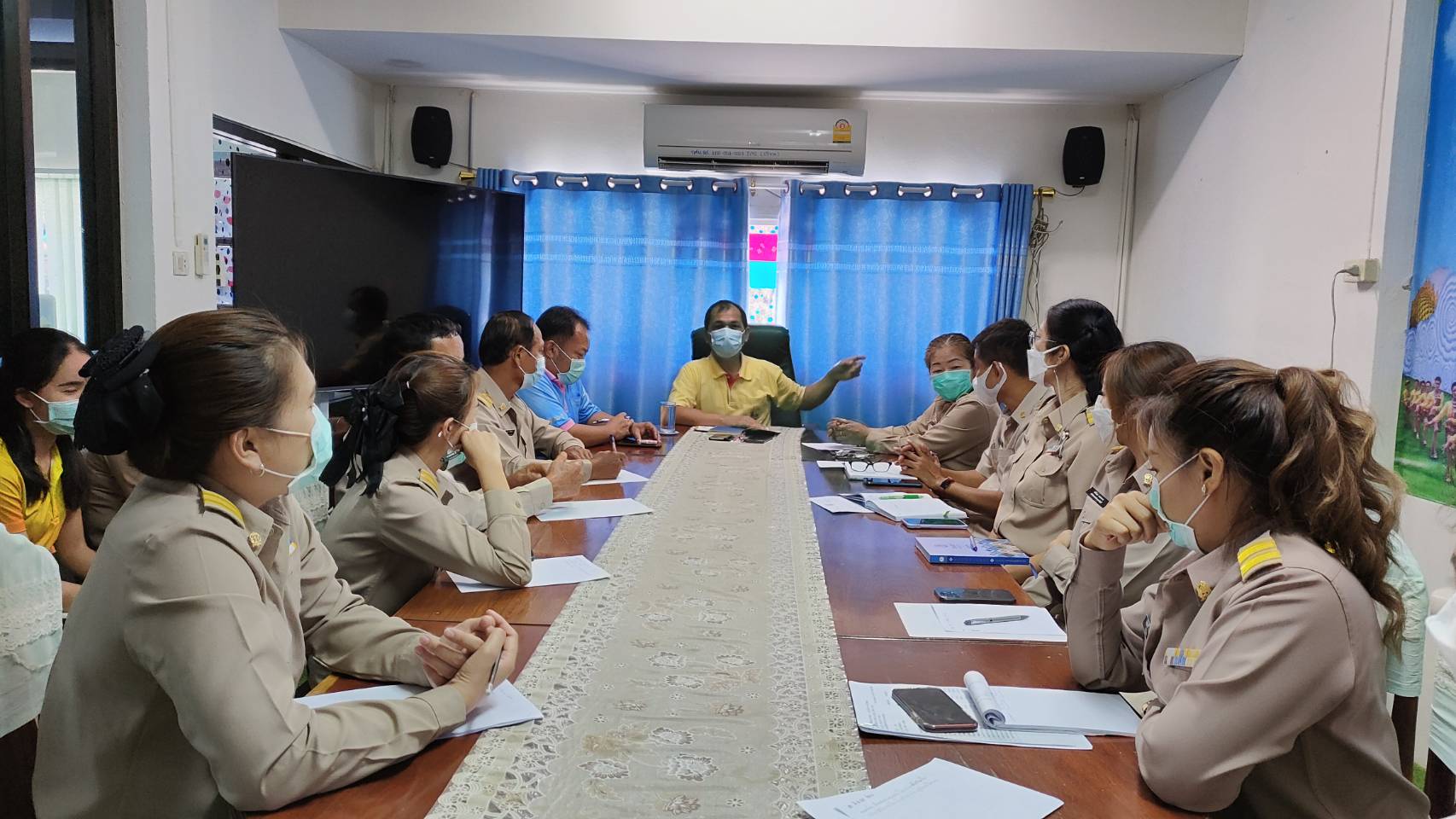 ประชุม บุคลากร เจ้าหน้าที่ เพื่อทบทวนภารกิจและเตรียมการดำเนินงานที่ต้องดำเนินการเร่งด่วน 