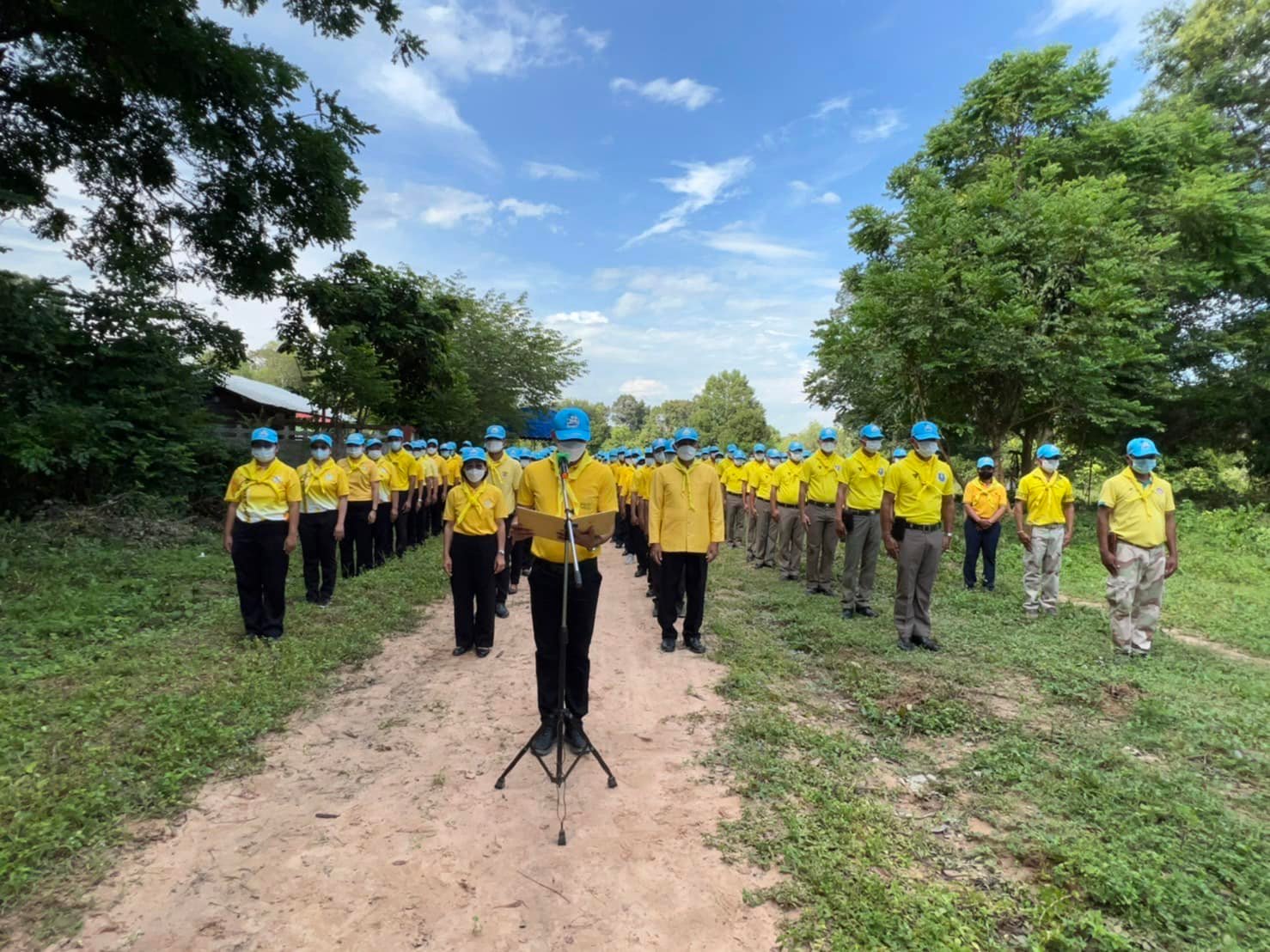 บุคลากรเข้าร่วมกิจกรรมจิตอาสาเฉลิมพระเกียรติพระบาทสมเด็จพระเจ้าอยู่หัว เนื่องในโอกาสวันเฉลิมพระชนมพรรษา 28 กรกฎาคม 2565 จิตอาสาปลูกต้นไม้ โดยมีนายสราวุธ นามสีลี นายอำเภอค้อวัง เป็นประธานในพิธี