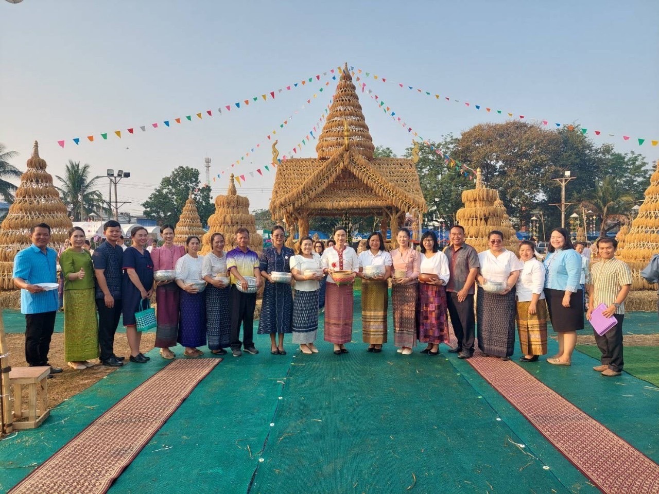 ร่วมทำบุญตักบาตร เนื่องในกิจกรรมพัฒนาและยกระดับงานสืบสานประเพณีบุญคูณลาน ตำนานข้าวอินทรีย์  วิถีวัฒนธรรมยโสธร