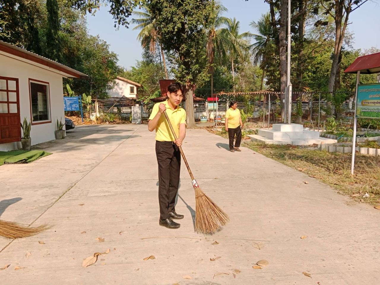 สกร.อำเภอค้อวัง ทำกิจกรรม 5 ส. กวาดใบไม้ ภายนอกสำนักงาน ลานกิจกรรมหน้าห้องสมุดประชาชนอำเภอค้อวัง   ณ สกร.อำเภอค้อวัง จังหวัดยโสธร