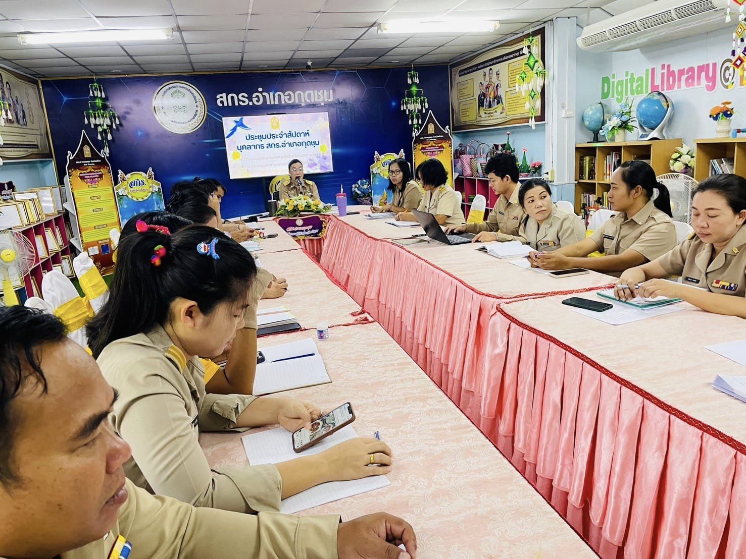 ประชุมประจำสัปดาห์เพื่อวางแผนการปฏิบัติงานและนำเสนอข้อมูลสรุปผลการดำเนินงานไตรมาส 1-2