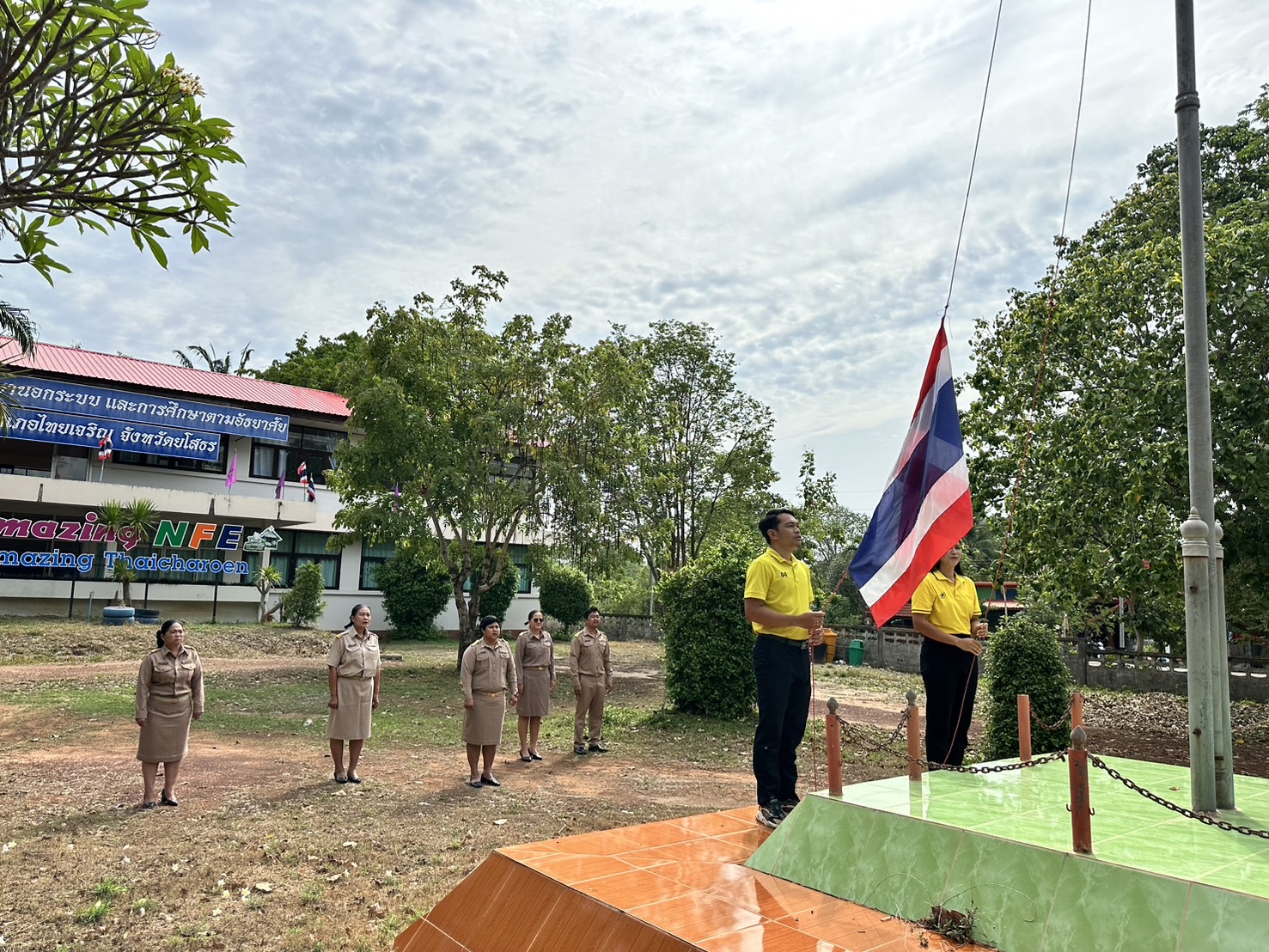 บุคลากร สกร.อำเภอไทยเจริญ เข้าแถวเคารพธงชาติ สวดมนต์ไหว้พระ เพื่อแสดงออกถึงความจงรักภักดีต่อสถาบันชาติ