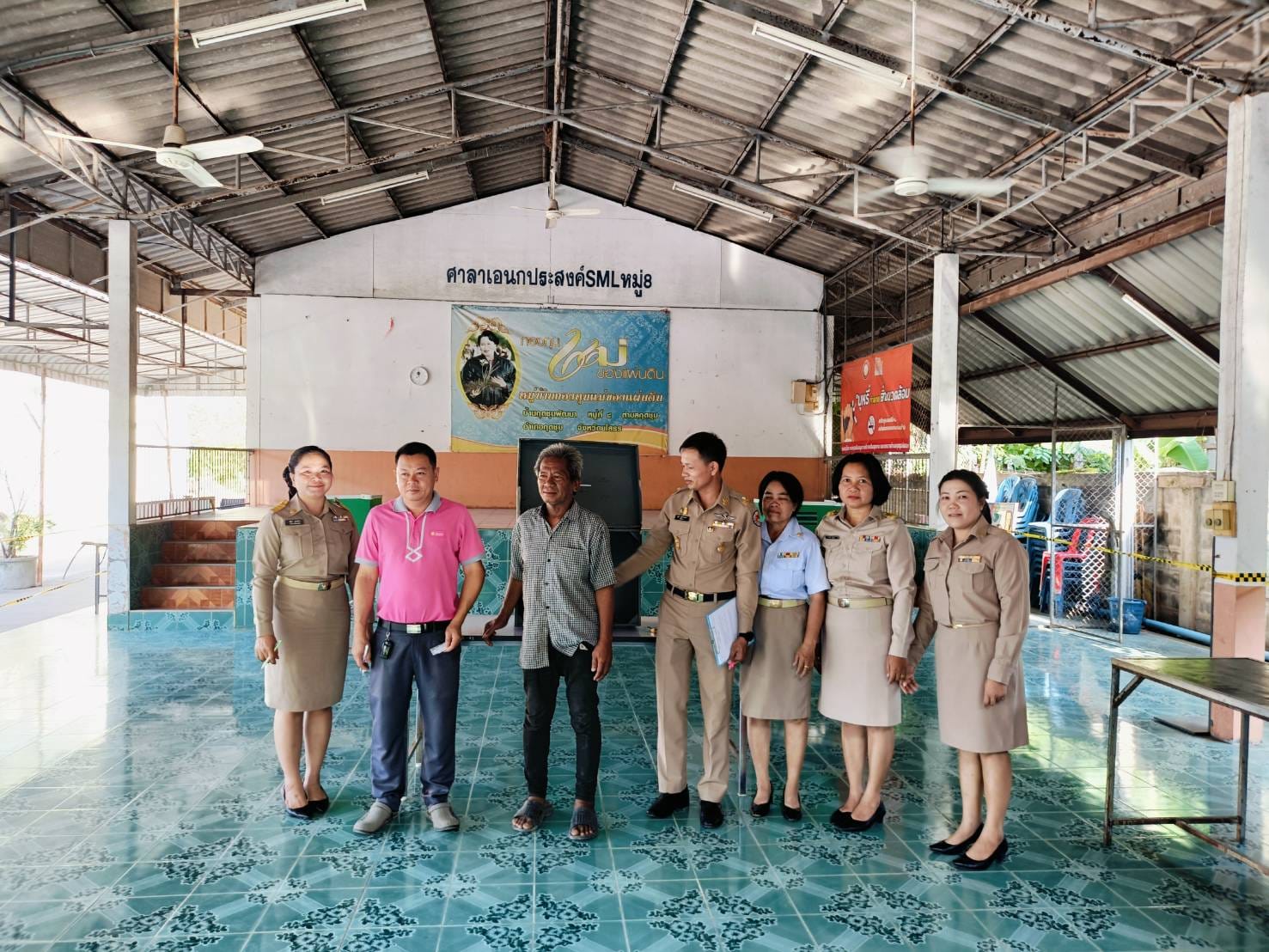 างสาวใกล้รุ่ง บุญภูงา ครู กศน.ตำบลกุดชุม และนางสาวกิตติพร แก่นแก้วครูผู้สอนคนพิการ ร่วมเป็นคณะกรรมการเลือกตั้งผู้ใหญ่บ้าน หมู่ที่ 8