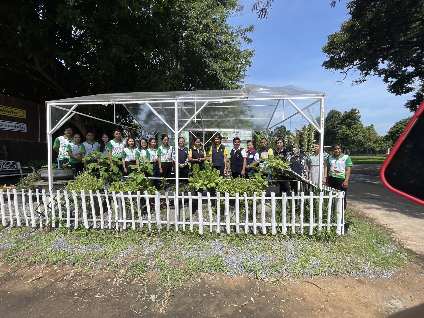 นางสินีนาฎ ทองสุข นายกเหล่ากาชาดและประธานแม่บ้านมหาดไทยจังหวัดยโสธร พร้อมด้วย นางวิชชุฎา เข็มเพชร นายอำเภอป่าติ้ว พร้อมคณะ เข้าชมฐานการเรียนรู้การปลูกผักแบบไส้ตะเกียง 