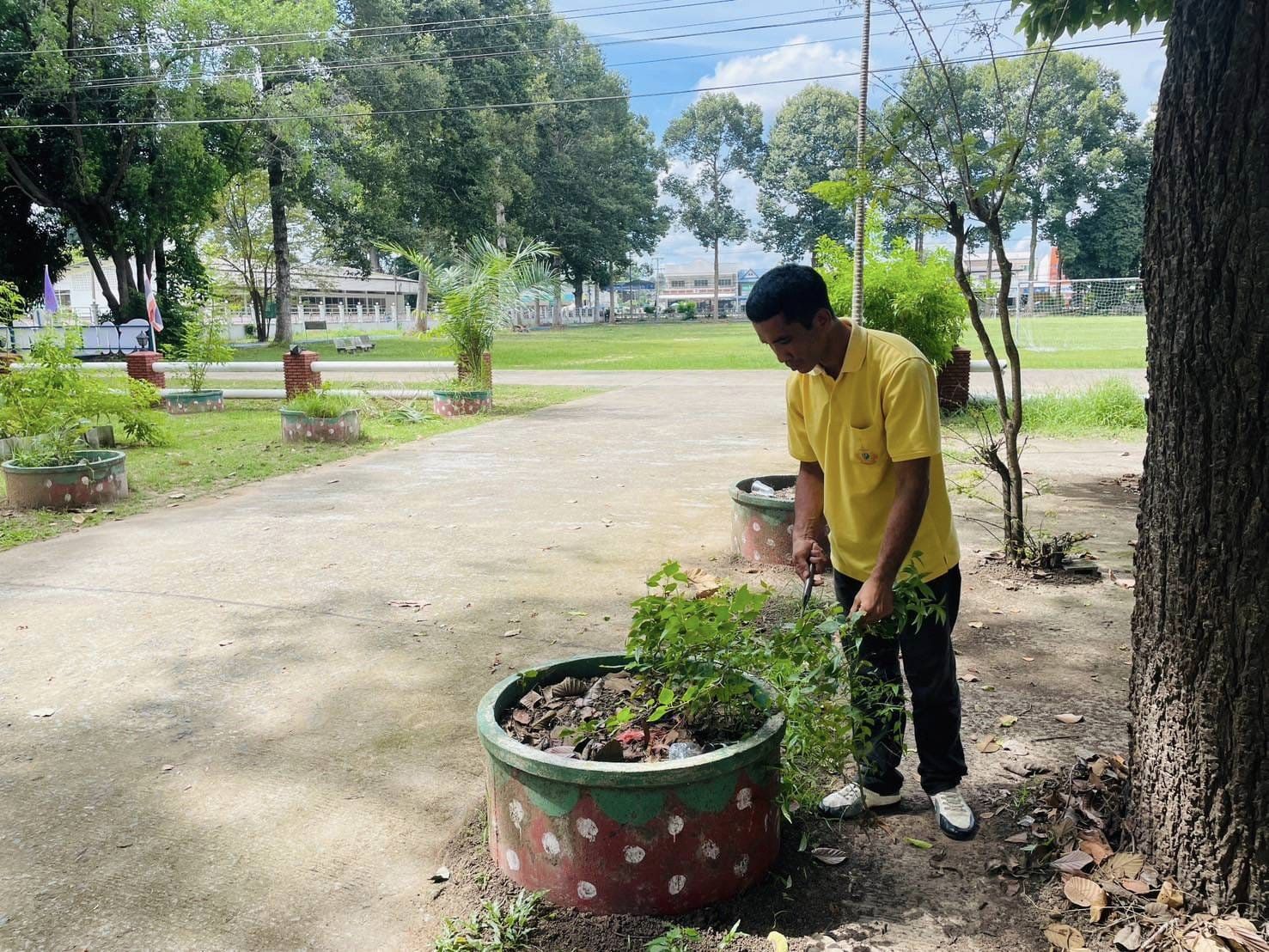 จัดเตรียมสถานที่เพื่อเตรียมความพร้อมในการจัดกิจกรรมคลินิกเกษตรเคลื่อนที่ในพระราชานุเคราะห์สมเด็จพระบรมมโอรสาธิราชฯ  สยามมกุฎราชกุมารี เฉลิมพระเกียรติพระบาทสมเด็จพระเจ้าอยู่หัวเนื่องในโอกาสพระราชพิธีมหามงคล เฉลิมพระชนมพรรษา 6 รอบ 28 กรกฎาคม 2567  ณ บริเวณหน้าห้องสมุดประชาชนอำเภอค้อวัง จังหวัดยโสธร