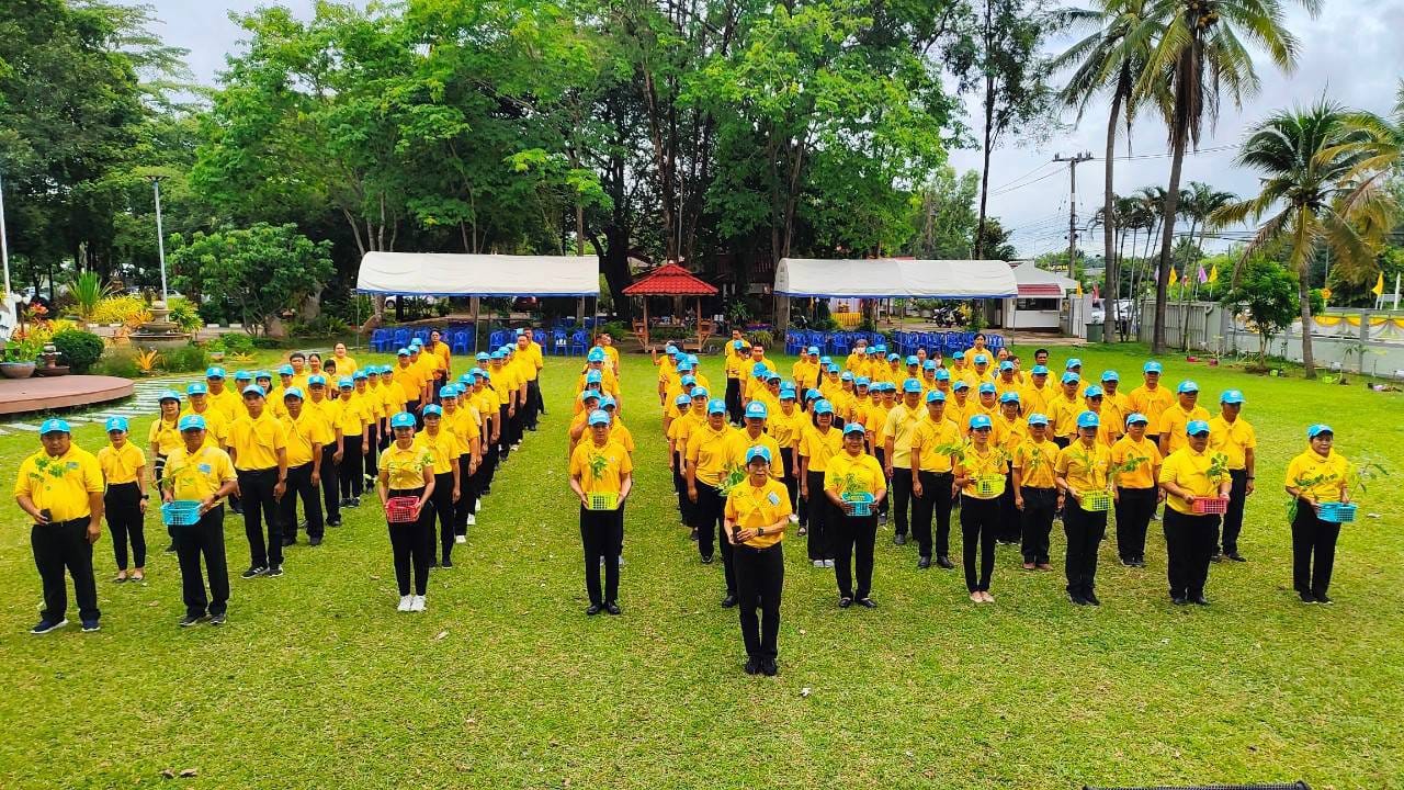 กิจกรรมจิตอาสาปลูกป่าเฉลิมพระเกียรติ เนื่องในโอกาสวันเฉลิมพระชนมพรรษาพระบาทสมเด็จพระเจ้าอยู่หัว 6 รอบ 28 กรกฎาคม 2567  โดยกิจกรรมมีดังนี้  - กล่าวคำปฏิญาณตน  - ปลูกต้นไม้  - ทำความสะอาดบริเวณสำนักงาน  โดยได้รับเกียรติจาก นางสุวาลี บุญปัญญา รองผู้อำนวยการ สำนักงาน สกร.ประจำจังหวัดยโสธร  เป็นประธานในพ