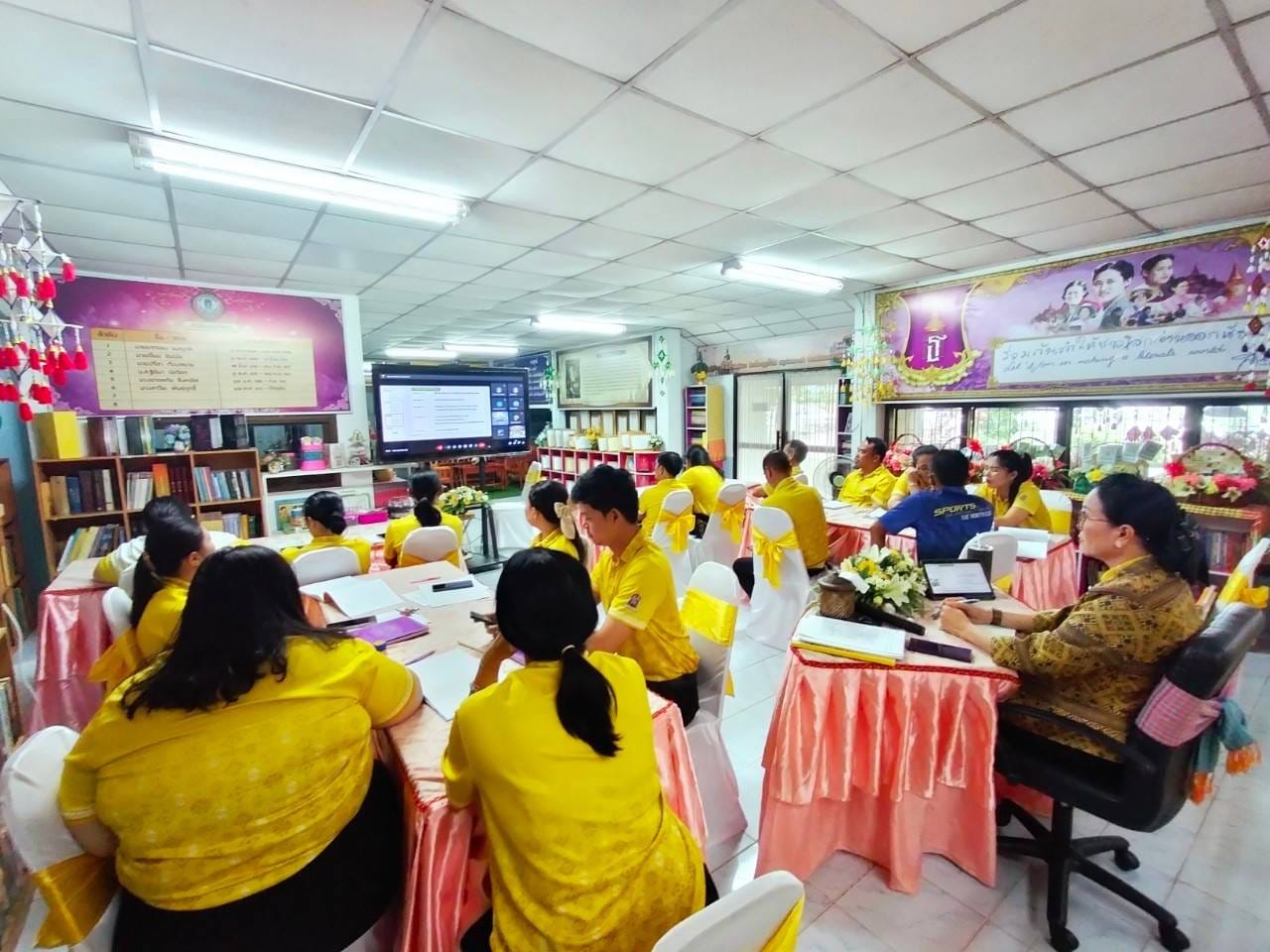 ประชุมชี้แจงแนวการการประเมินสถานศึกษาพอเพียงเป็นศูนย์การเรียนรู้ตามหลักปรัชญาของเศรษฐกิจพอเพียงด้านการศึกษา ปีการศึกษา 2556 