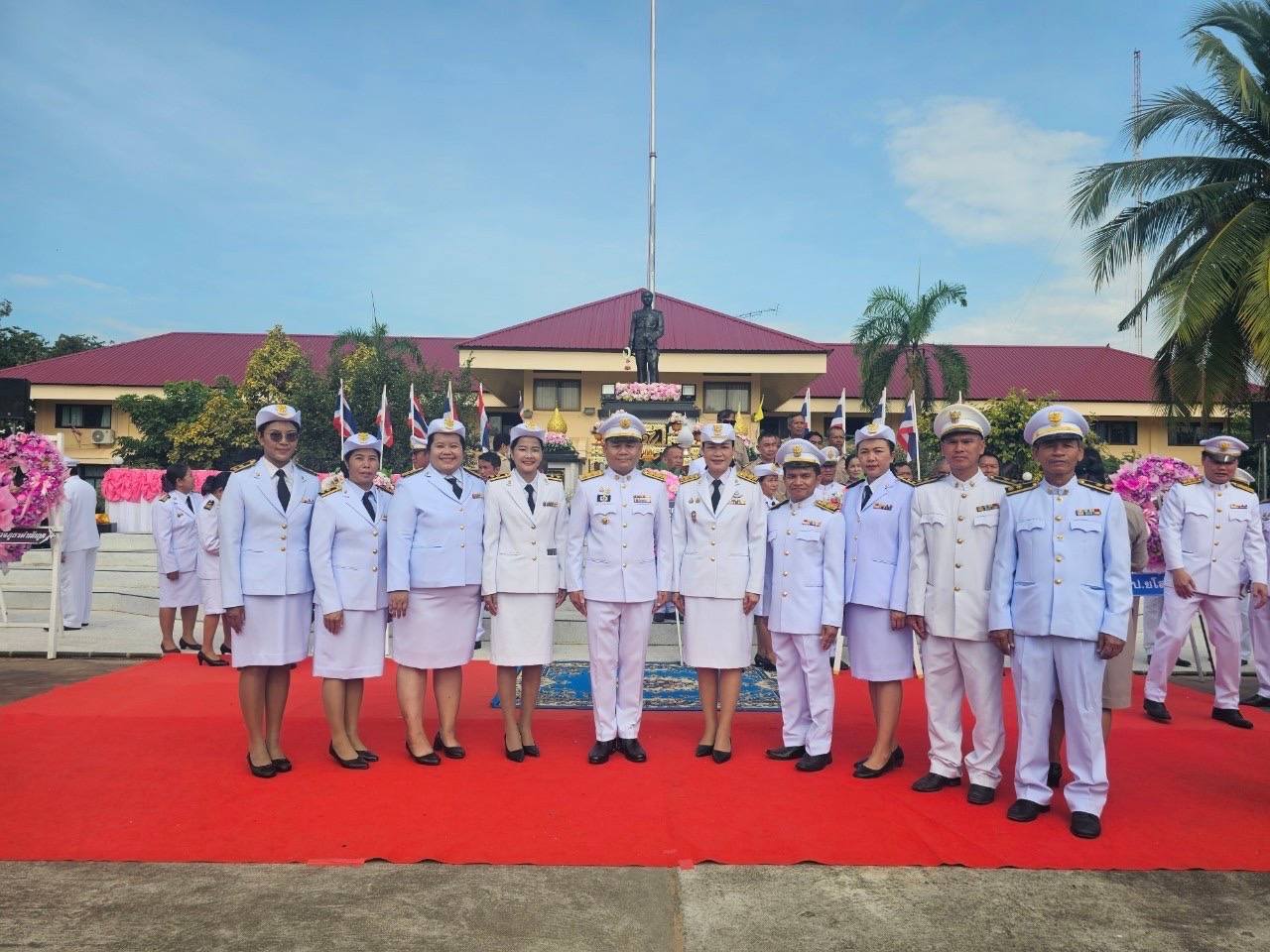 ร่วมพิธีวางพวงมาลา เบื้องหน้าพระบรมรูปพระบาทสมเด็จพระจุลจอมเกล้าเจ้าอยู่หัว รัชกาลที่ 5