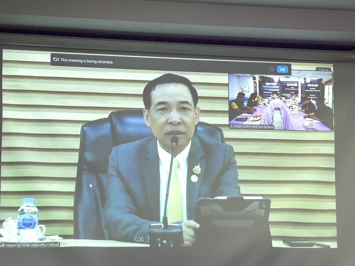 เข้าร่วมการประชุมติดตามการขับเคลื่อนงานตามนโยบายของรัฐมนตรีว่าการกระทรวงศึกษาธิการ (พลตำรวจเอก เพิ่มพูน ชิดชอบ) ครั้งที่ 8  ผ่านระบบ Zoom Cloud Meeting ส่งสัญญาณจาก ห้องประชุมบรรจง ชูสกุลชาติ ชั้น 6 อาคารกรมส่งเสริมการเรียนรู้  โดยมี นายธนากร ดอนเหนือ อธิบดีกรมส่งเสริมการเรียนรู้