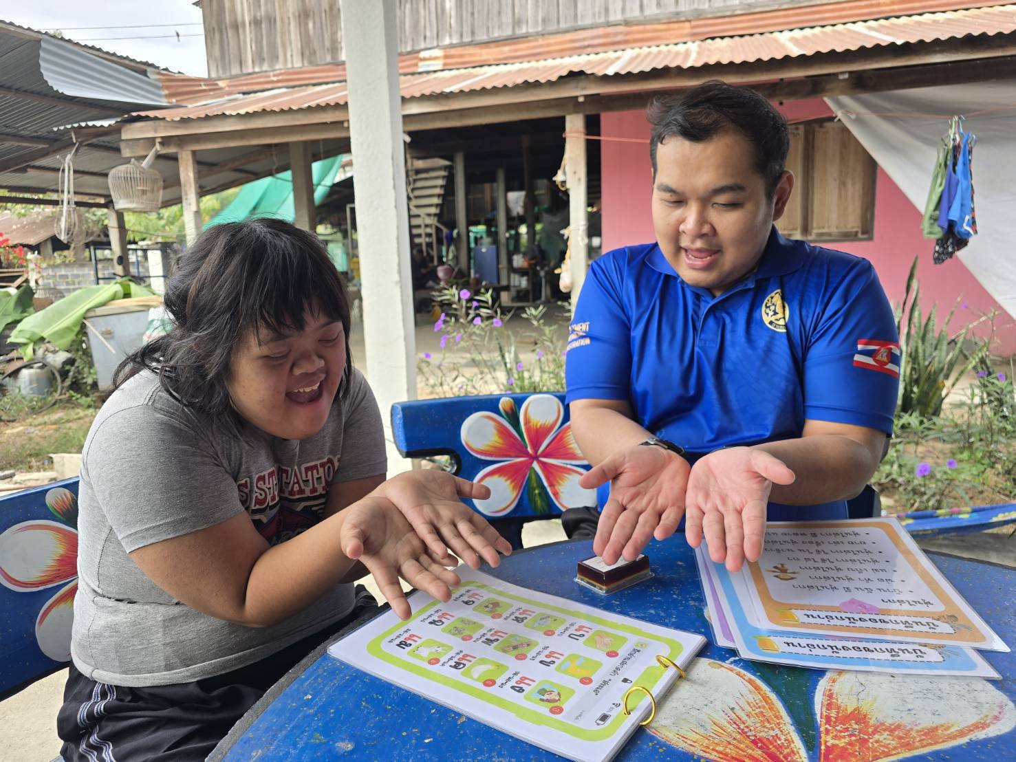 ครูผู้สอนคนพิการ เข้าพบกลุ่ม จัดกิจกรรม สำหรับนักศึกษาคนพิการ วิธีการล้างมือที่ถูกต้อง แบบสระกดคำ การอ่านออกเสียงภาษาไทย และแบบฝึกหัดจับคู่ภาพกับตัวอักษรและแบบอ่านออกเสียงสระ   ณ ตำบลฟ้าห่วนและตำบลกุดน้ำใส อำเภอค้อวัง จังหวัดยโสธร